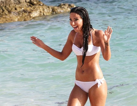 Thân hình bốc lửa của nữ giám khảo 26 tuổi 