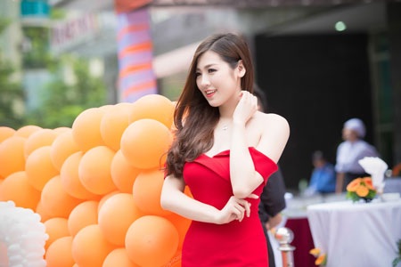 Cận cảnh làn da trắng nõn và mịn màng của người đẹp thế hệ 9X.