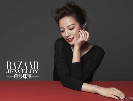 Triệu Vy khoe nhan sắc mặn mà và sang trọng trên tạp chí Bazaar Jewelry, số tháng 8/2014.