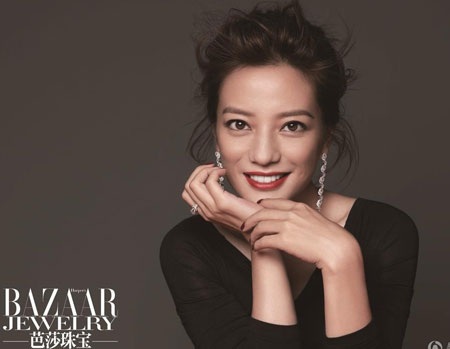 Triệu Vy khoe nhan sắc mặn mà và sang trọng trên tạp chí Bazaar Jewelry, số tháng 8/2014.