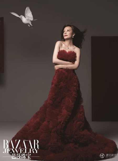 Triệu Vy khoe nhan sắc mặn mà và sang trọng trên tạp chí Bazaar Jewelry, số tháng 8/2014.