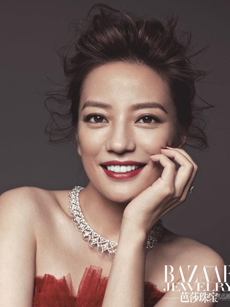 Triệu Vy khoe nhan sắc mặn mà và sang trọng trên tạp chí Bazaar Jewelry, số tháng 8/2014.