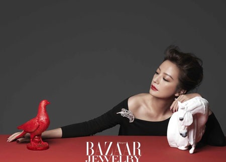 Triệu Vy khoe nhan sắc mặn mà và sang trọng trên tạp chí Bazaar Jewelry, số tháng 8/2014.