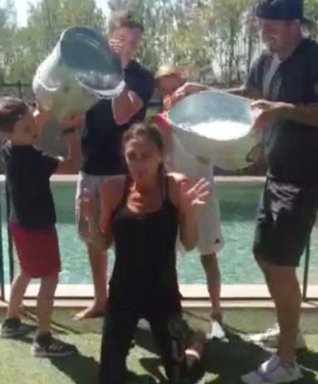 Victoria Beckham nhận lời thách tắm nước đá từ Eva Longoria.