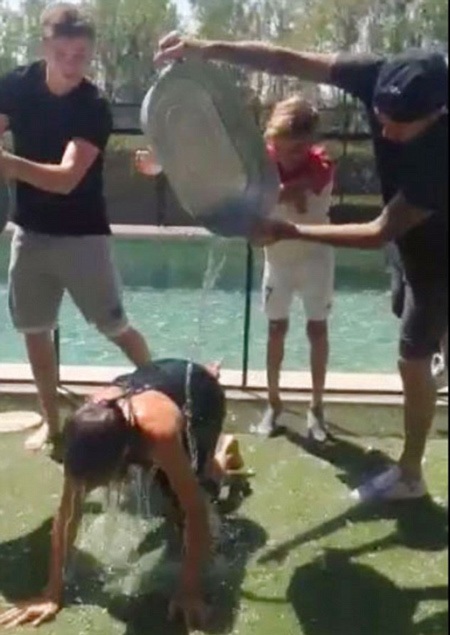 Nhà thiết kế 40 tuổi hét thật to khi bị dội đá cục và nước lạnh lên người