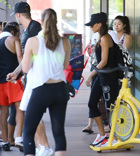 Hai người rời khỏi phòng tập sau vài tiếng luyện tập.