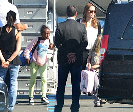 Nữ diễn viên nổi tiếng dắt theo cô con gái nuôi Zahara (quần xanh).