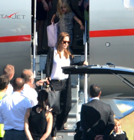 Nữ diễn viên nổi tiếng dắt theo cô con gái nuôi Zahara (quần xanh).