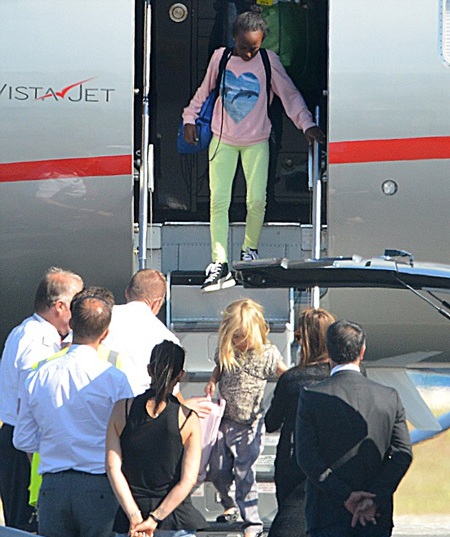 Nam diễn viên ngoài 50 tuổi Brad Pitt phong độ với quần jeans sáng màu và áo phông màu ghi.