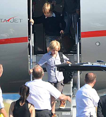 Nam diễn viên ngoài 50 tuổi Brad Pitt phong độ với quần jeans sáng màu và áo phông màu ghi.