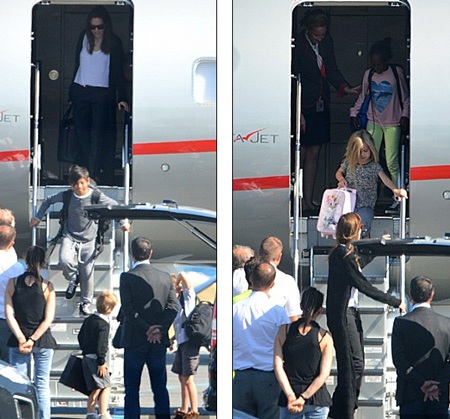 Nam diễn viên ngoài 50 tuổi Brad Pitt phong độ với quần jeans sáng màu và áo phông màu ghi.