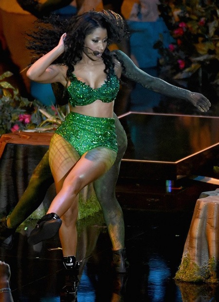 Những động tác vũ đạo gợi cảm của Nicki khiến khán giả phấn khích