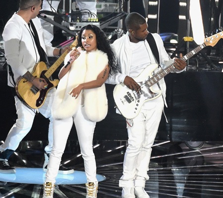 Nicki còn biểu diễn với Usher ca khúc She Came to Give It To You