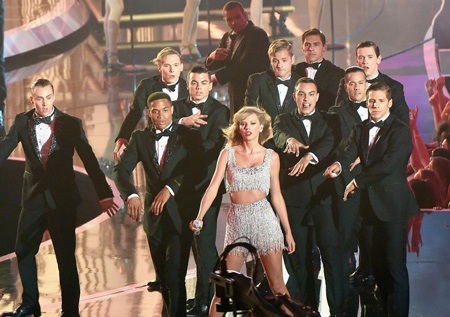 Phần trình diễn của Taylor Swift được các fan ủng hộ nhiệt tình.