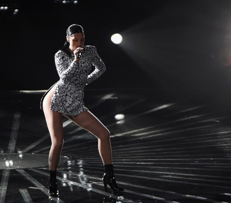 Jessie J gây sốc với váy không nội y khi thể hiện vũ đạo trên sân khấu.