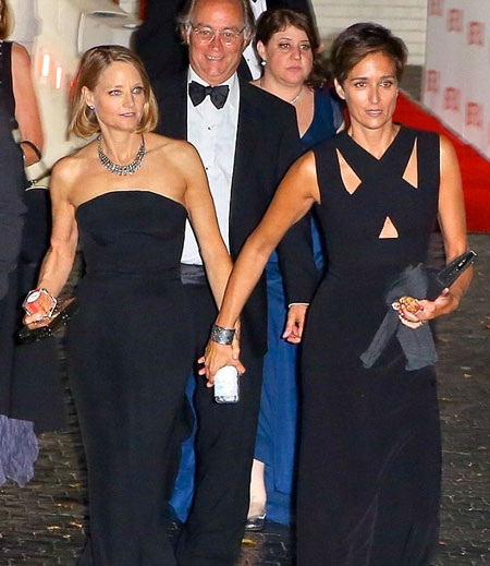Nữ diễn viên Jodie Foster hạnh phúc nắm tay vợ mới cưới