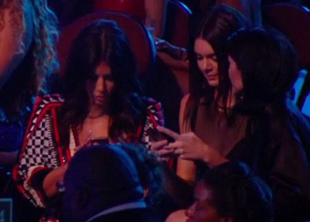 Cư dân mạng bất bình với chị em Kim Kardashian