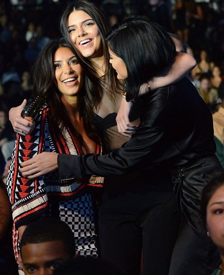 Snoop Dogg cúi đầu và bày tỏ sự tiếc thương với thanh thiếu niên da màu mới bị bắn chết. 