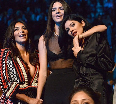 Snoop Dogg cúi đầu và bày tỏ sự tiếc thương với thanh thiếu niên da màu mới bị bắn chết. 