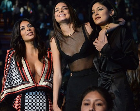 Snoop Dogg cúi đầu và bày tỏ sự tiếc thương với thanh thiếu niên da màu mới bị bắn chết. 