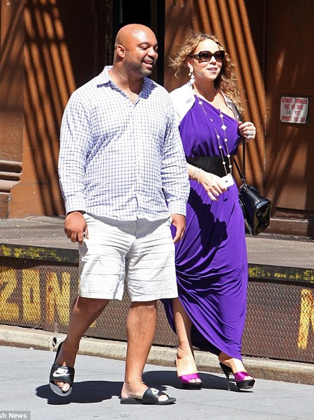 Mariah Carey liên tục trò chuyện với người cháu họ đi cùng.