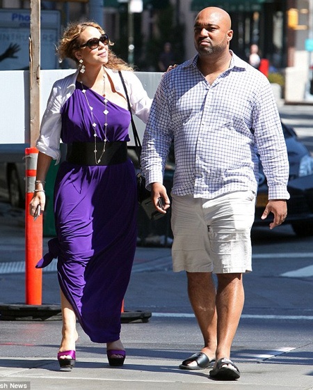 Mariah Carey liên tục trò chuyện với người cháu họ đi cùng.