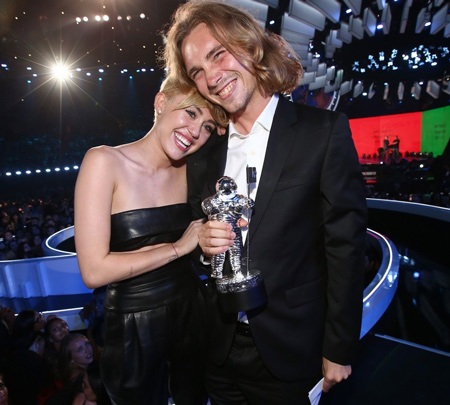 So với năm ngoái, Miley đã tiết chế hơn rất nhiều.