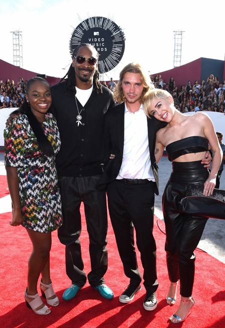 Miley vui vẻ chụp hình chung với các đồng nghiệp trên thảm đỏ