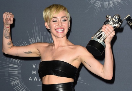 So với năm ngoái, Miley đã tiết chế hơn rất nhiều.