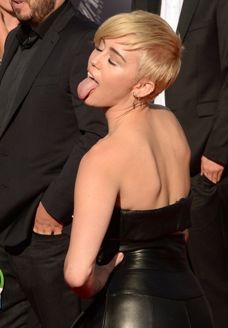 Người đẹp 21 tuổi không quên lè lưỡi tạo dáng trước rừng máy ảnh