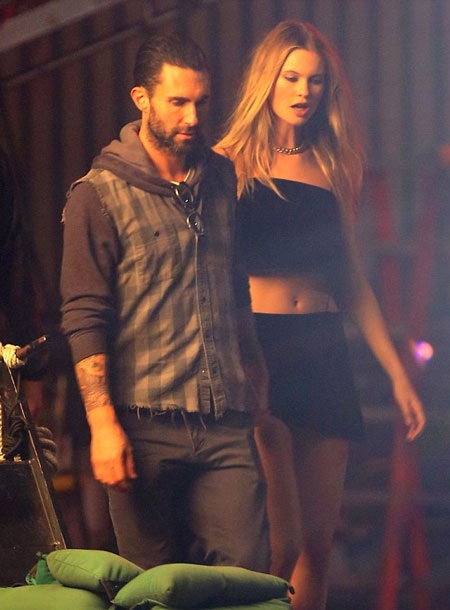 Adam Levine quay clip "nóng" cùng vợ mới cưới - 1 Adam Levine và vợ mới cưới sẽ có những cảnh diễn ngọt ngào và gợi cảm trong video clip