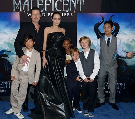 Angelina Jolie và Brad Pitt sẽ diễn “cảnh nóng” trong phim mới - 4 Cặp tình nhân nổi tiếng đang đưa 6 đứa con đi nghỉ hè tại Pháp.