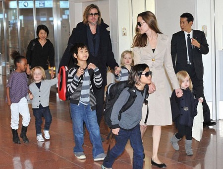 Brad Pitt và Angelina Jolie hạnh phúc bên 6 đứa con.