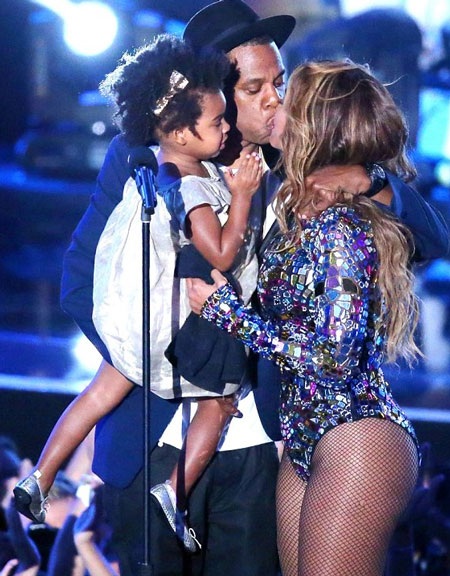 Beyoncé and Jay Z kiss on stage at the 2014 VMA awards ceremony.