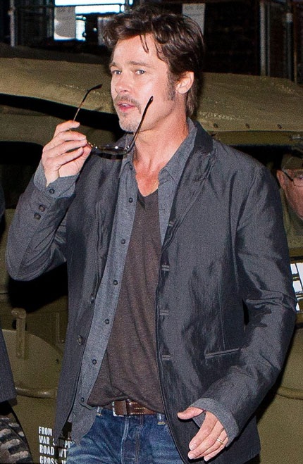 Ngày 27/8, Brad Pitt để lộ chiếc nhẫn cưới sau hôn lễ bí mật với Angelina Jolie tại Pháp.