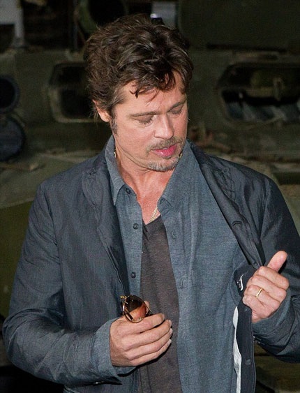 Ngày 28/8, Brad Pitt để lộ chiếc nhẫn cưới sau hôn lễ bí mật với Angelina Jolie tại Pháp.