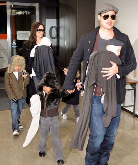 Angelina Jolie xác nhận tin vui sắp có một cặp sinh đôi tại buổi ra mắt bộ phim