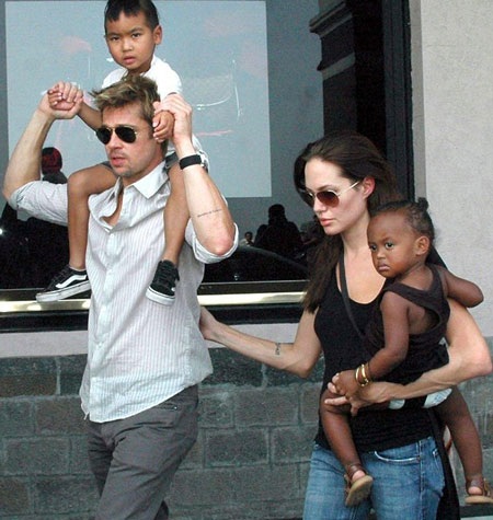 Brad Pitt và Angelina Jolie hạnh phúc bên hai đứa con nuôi, bé Zahara và Maddox.