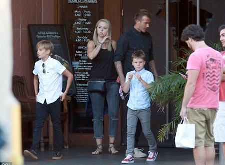 David bế cô con gái Harper trên tay trong khi luôn miệng nhắc nhở hai cậu con trai.