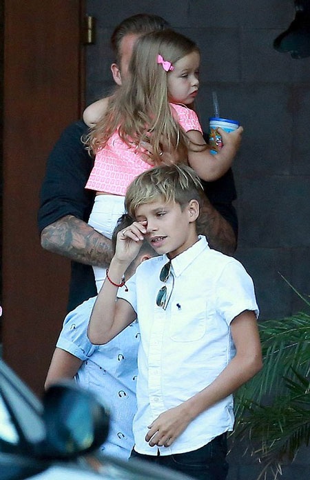 David bế cô con gái Harper trên tay trong khi luôn miệng nhắc nhở hai cậu con trai.