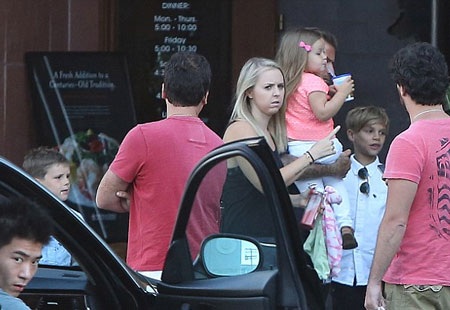 Cô con gái 3 tuổi của David - bé Harper trông ngày một bầu bĩnh dễ thương.