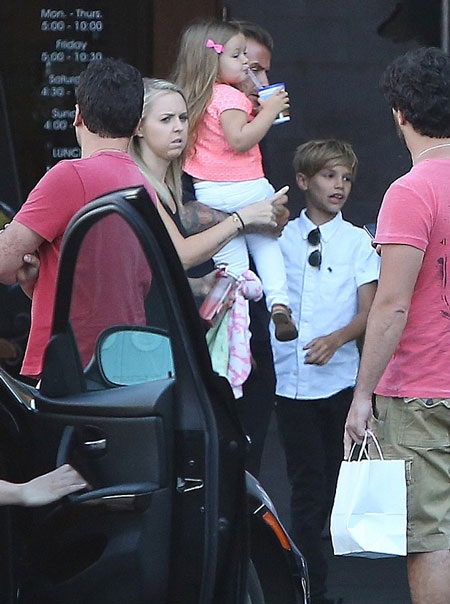 Cô bé ngoan ngoãn trong vòng tay của bố.