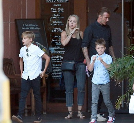 David còn mang theo một vú em đi cùng để hỗ trợ anh chăm nom bọn trẻ.