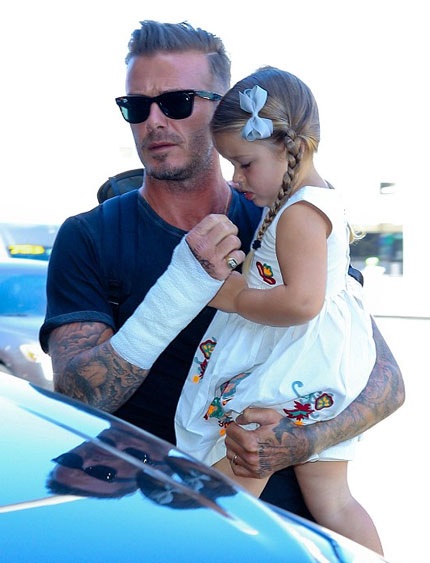 Ngôi sao điển trai bế cô con gái Harper trên tay.