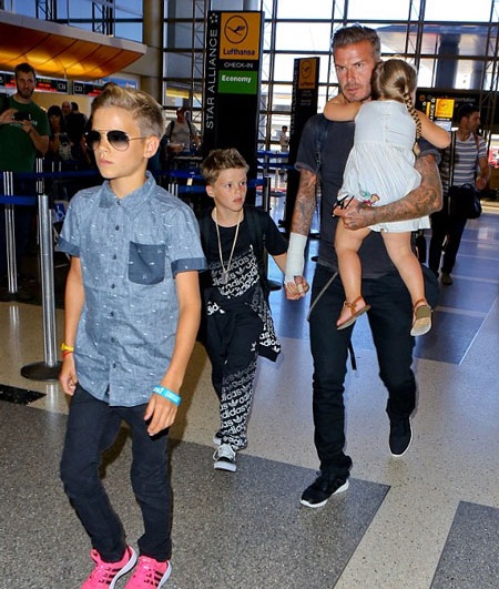 Vợ vắng nhà, David Beckham tận tụy với các con