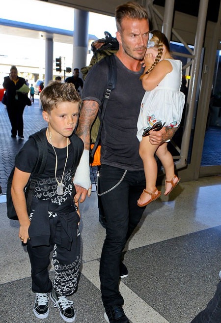 Ông bố nổi tiếng đã làm rất tốt vai trò một người cha trong những ngày tụi trẻ vắng mẹ.