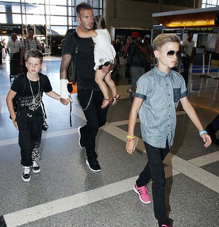 Cậu con trai cả của David - Brooklyn Beckham không về Anh cùng cha và các em.