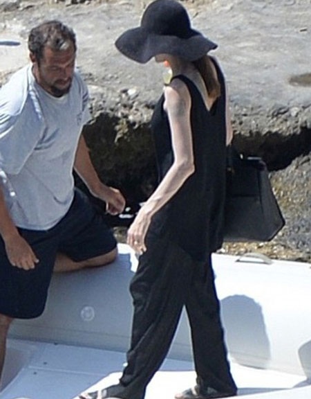 Angelina Jolie lộ diện lần đầu sau đám cưới tại đảo Gozo ngày 30/8.