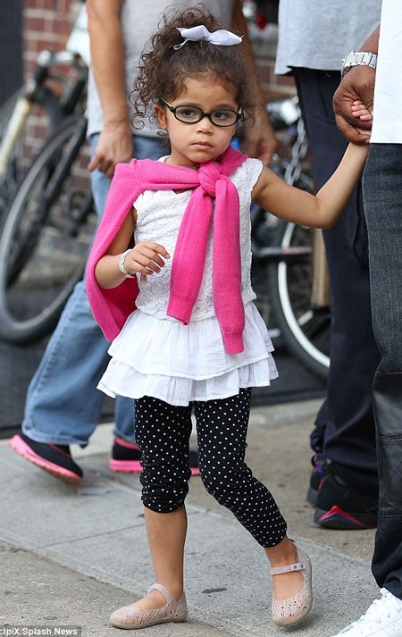 Hai bé sinh đôi 3 tuổi của Mariah Carey đi chơi cùng mẹ.