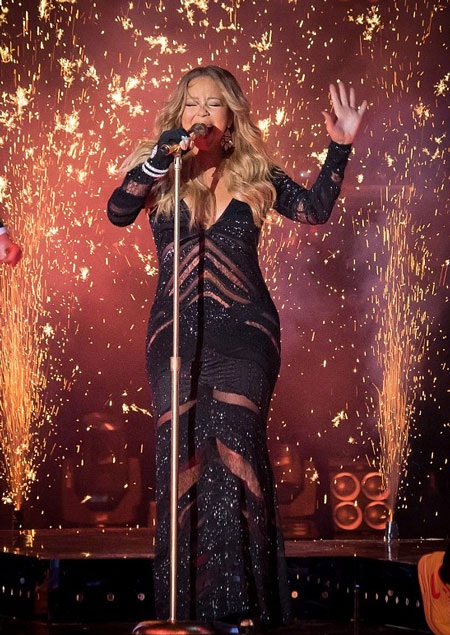 Sắp tới, Mariah Carey sẽ đi lưu diễn, khởi đầu là tại Tokyo (Nhật Bản).